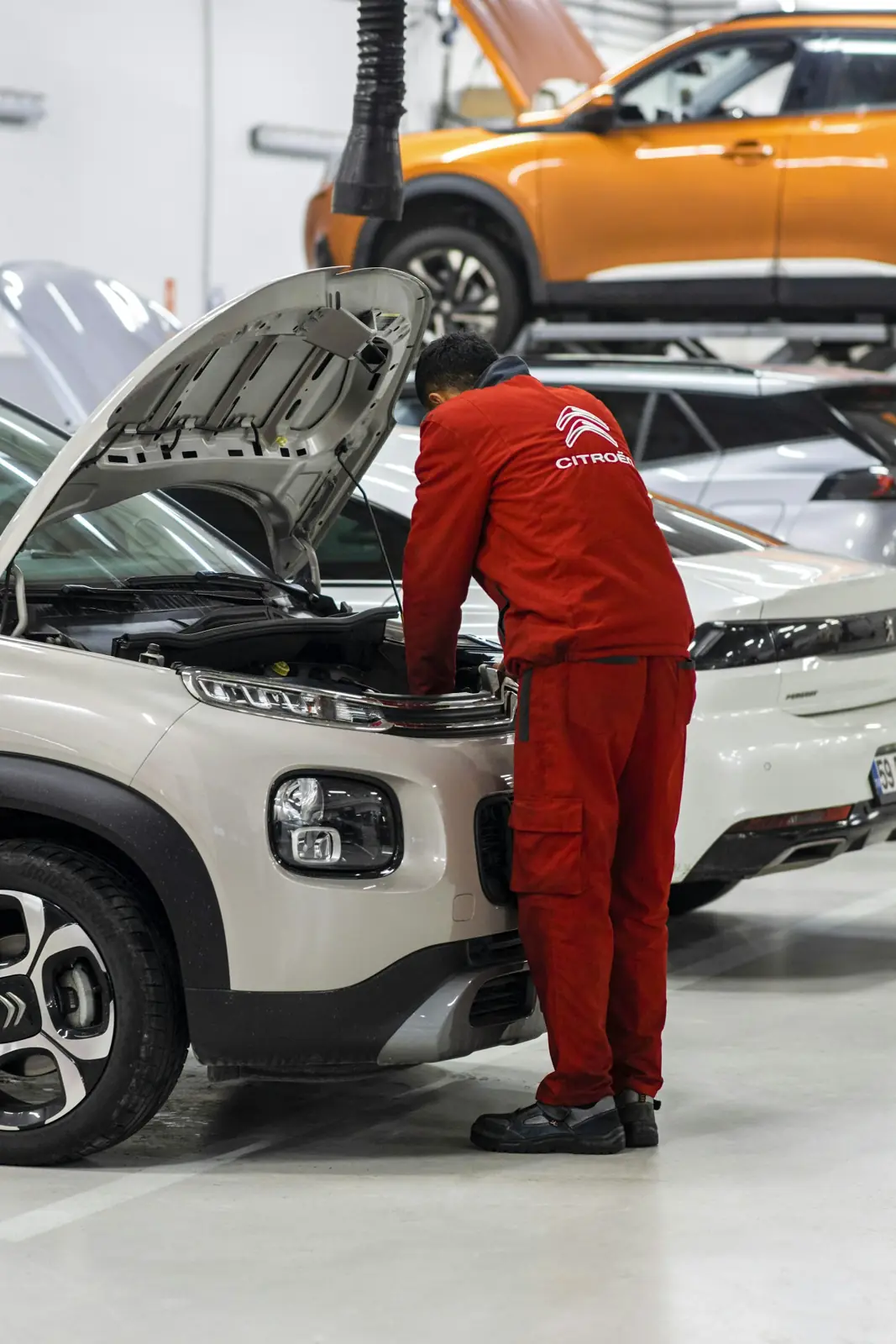 Mechaniker prüft den Motorraum