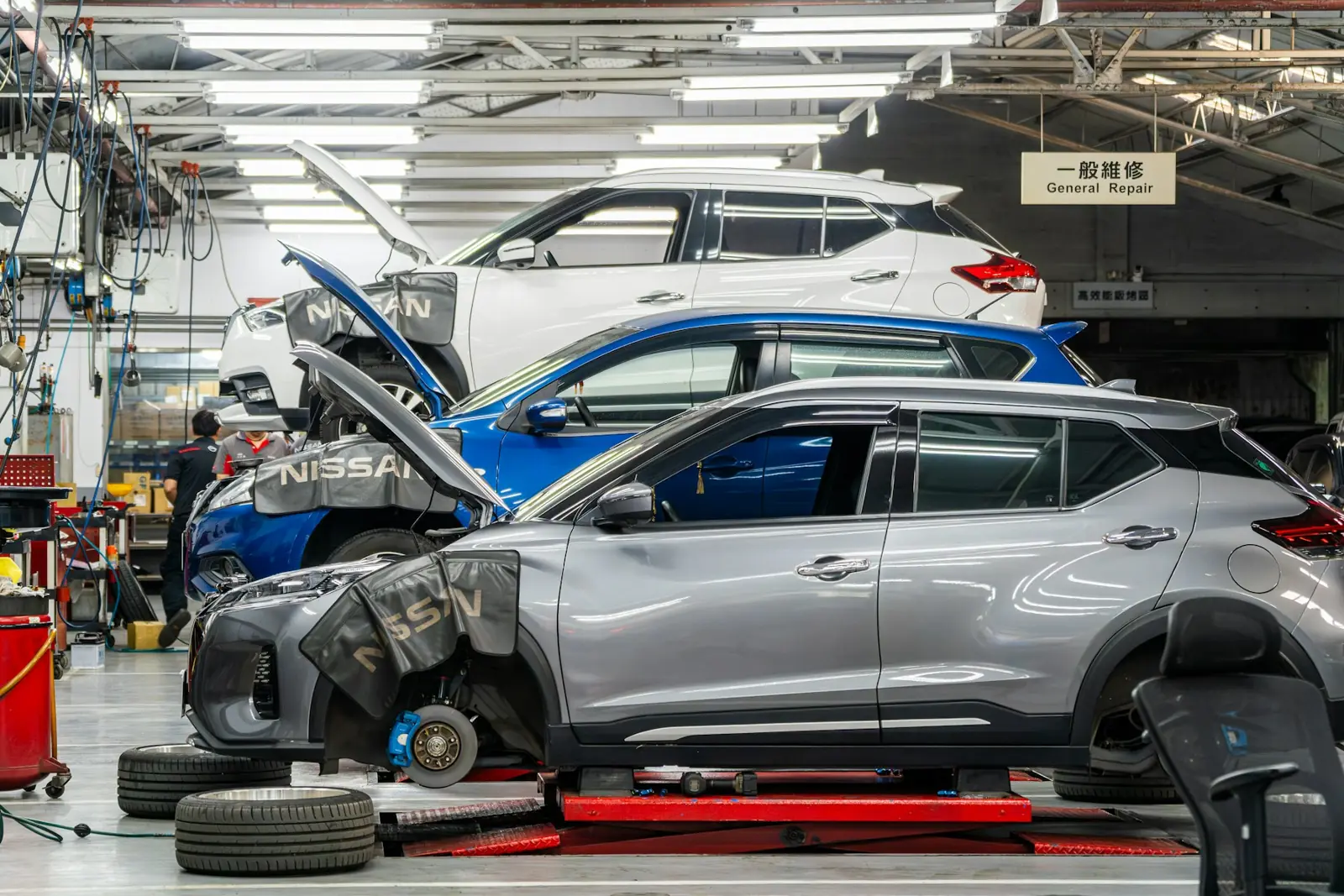 Werkstatt mit Fahrzeugen nach Unfallschäden