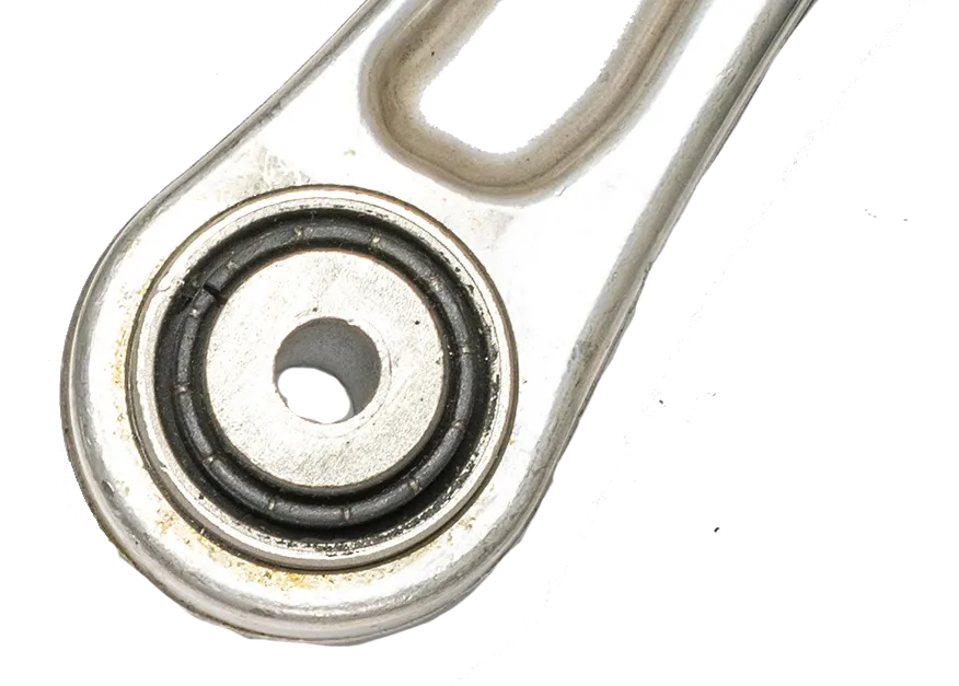 Weißes Autoteil. Satz neuer Autoteile aus Metall. Auto-Ersatzteil oder Kfz-Teil isoliert auf weißem Hintergrund.