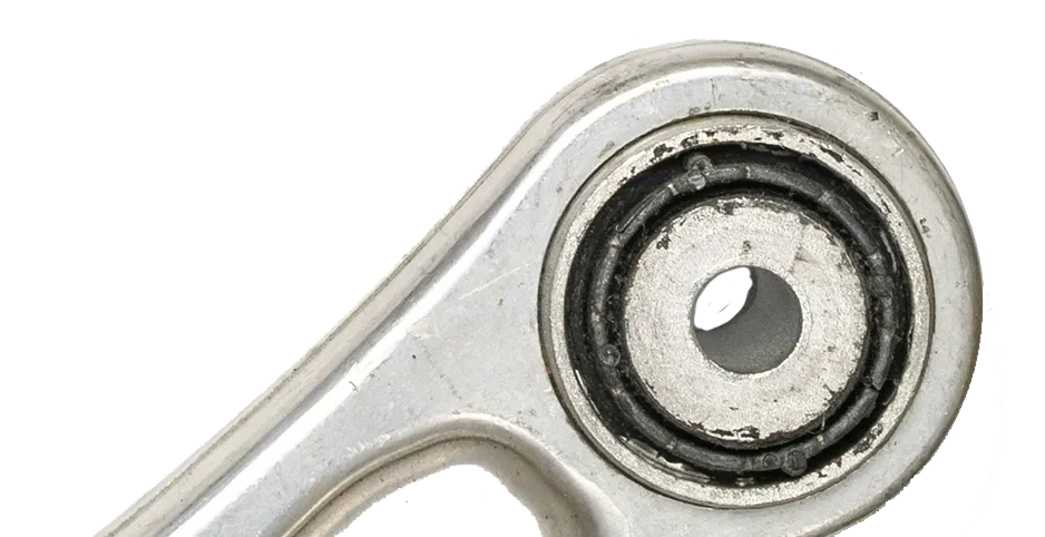 Weißes Autoteil. Satz neuer Autoteile aus Metall. Auto-Ersatzteil oder Kfz-Teil isoliert auf weißem Hintergrund.