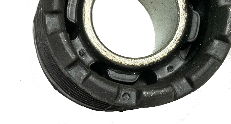 Weißes Autoteil. Satz neuer Autoteile aus Metall. Auto-Ersatzteil oder Kfz-Teil isoliert auf weißem Hintergrund.