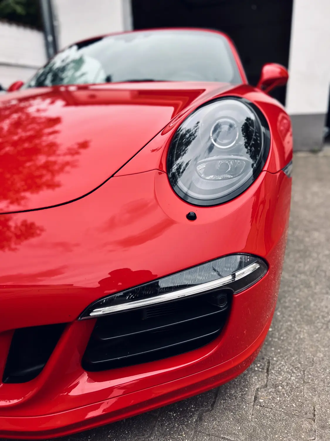 rotes Auto von Mobiler Fahrzeug Service